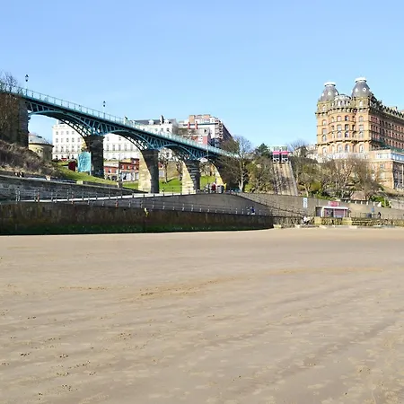 Nyaraló Sir Francis Bigod - Uk31993 *